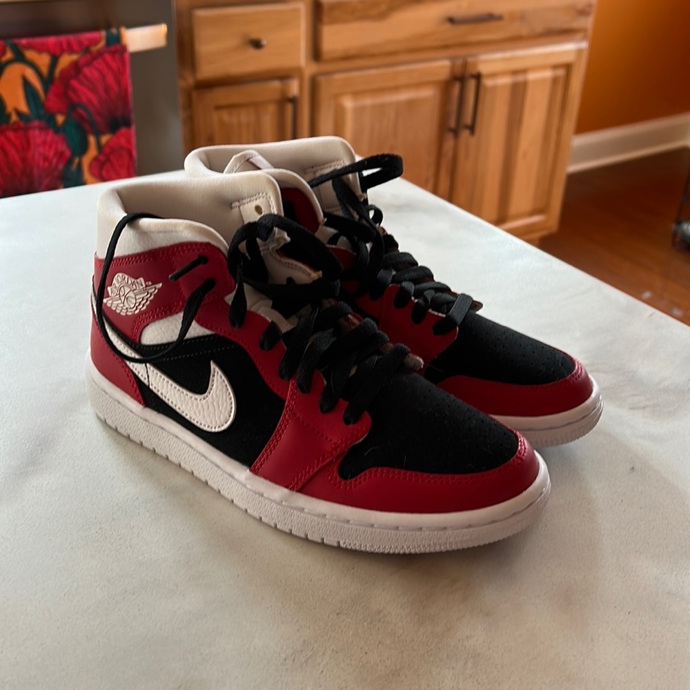 Jordan 1 Mid Gym Red & Black